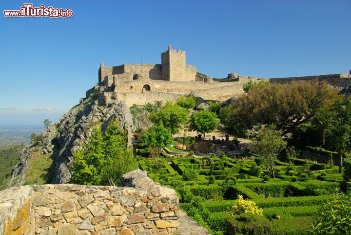 Immagine Marvao, Portogallo: castello e giardini. Edificato alla fine del Duecento, il maniero venne poi ricostruito nel corso del Seicento - © LianeM / Shutterstock.com