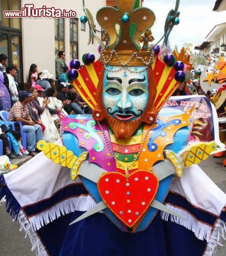 Immagine Maschera del Re di Cuori alla sfilta di carnevale a Cajamarca, Perù. Si tratta di una delle manifestazioni più importanti di tutto il paese: ogni anno, nel mese di febbraio, migliaia di persone, si recano in questa bella cittadina coloniale per partecipare ai festeggiamenti carnascialeschi - © Janmarie37 / Shutterstock.com