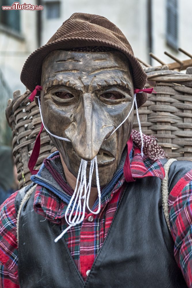 Immagine Maschera in legno tipica del Carnevale di Schignano sul Lago di Como in Lombardia