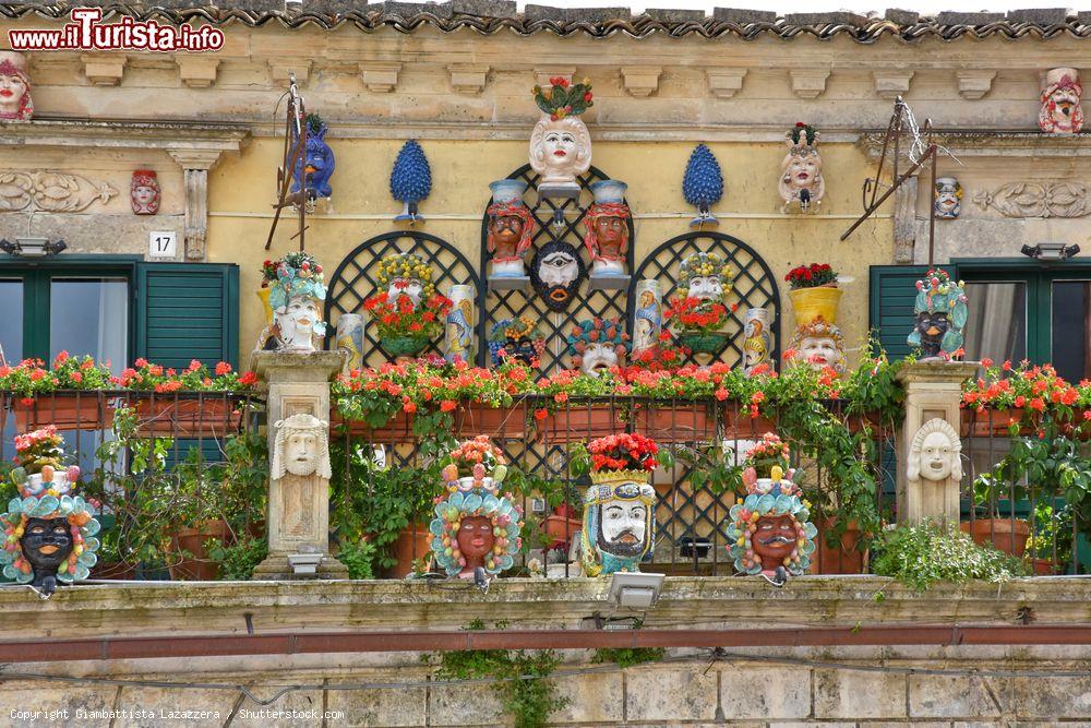 Immagine Maschere artistiche sulla facciata di un negozio d'artigianato nel centro storico di Palazzolo Acreide in Sicilia - © Giambattista Lazazzera / Shutterstock.com