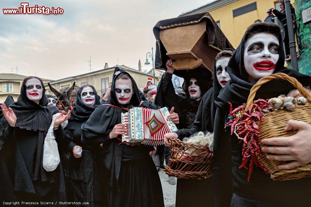 Immagine Maschere del tradizionale carnevale di Satriano di Lucania, Basilicata - © Francesca Sciarra / Shutterstock.com