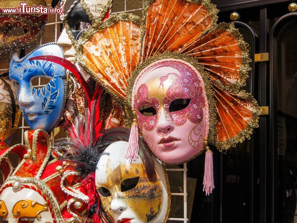 Immagine Maschere di Carnevale in una strada di Madrid in Spagna - © Jose Luis Vega / Shutterstock.com