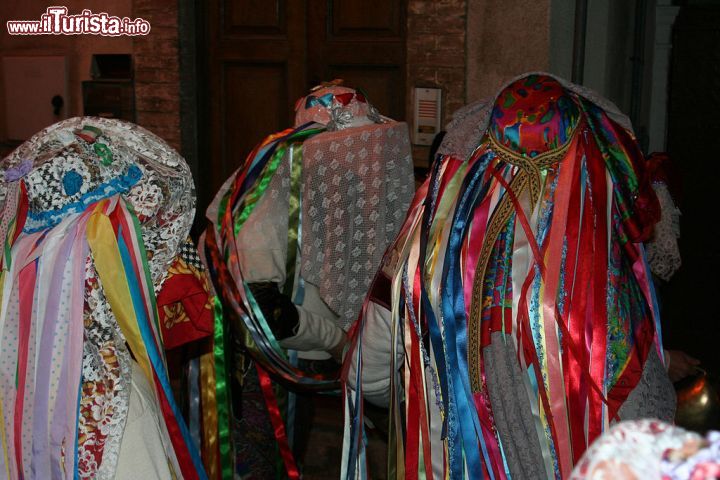 Immagine Il dettaglio di alcune maschere tipiche del carnevale di Tricarico - © Rocco Stasi - CC BY 3.0 - Wikipedia.