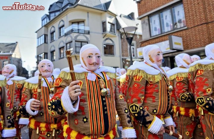 Immagine Maschere tradizionali al carnevale di Binche, Belgio. Durante i festeggiamenti, la popolazione indossa gli abiti tipici e i copricapi fatti con piume di struzzo - © skyfish / Shutterstock.com
