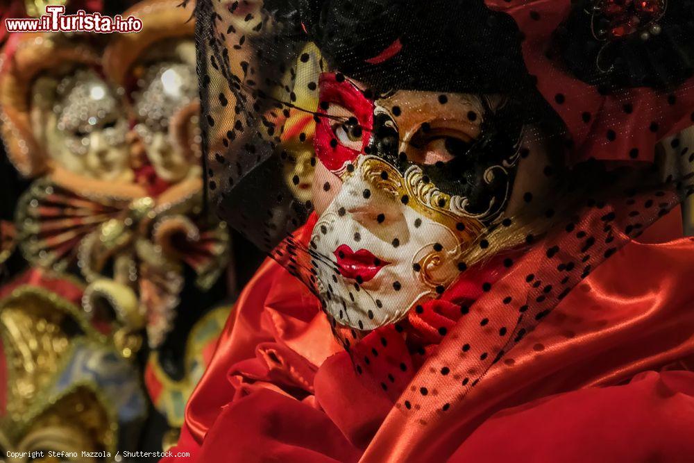 Immagine Maschere veneziane esposte in un negozio di Venezia, Veneto. Il carnevale è uno degli eventi simbolo della città e di tutta Europa - © Stefano Mazzola / Shutterstock.com