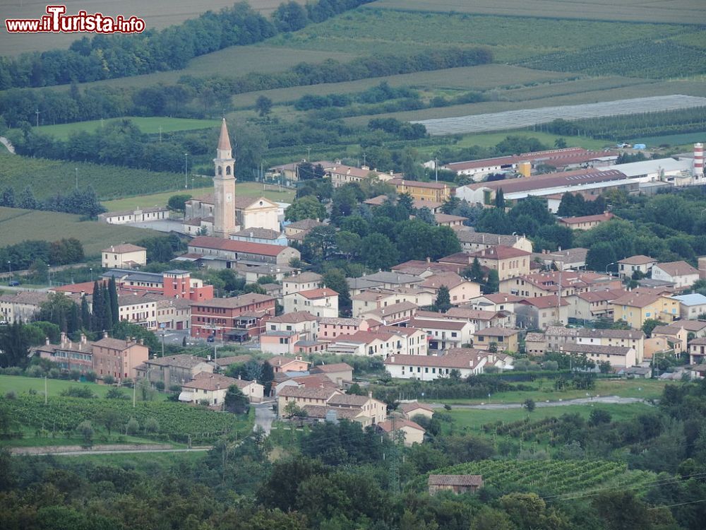 Immagine Maser fotografata dal colle di San Giorgio in Veneto - © Frassionsistematiche - CC BY-SA 4.0, Wikipedia