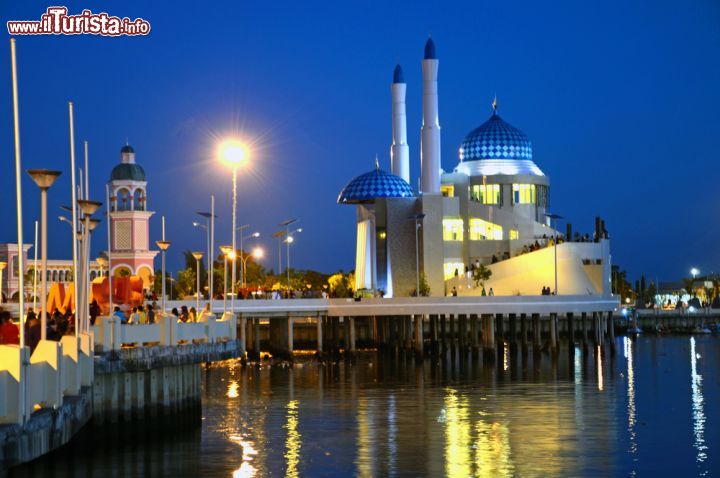 Immagine Masjid Amirul Mukminin, la cosiddetta "moschea galleggiante" a Losari Beach, nella città di Makassar, capitale dell'isola di Sulawesi, in Indonesia - foto © suronin / Shutterstock.com