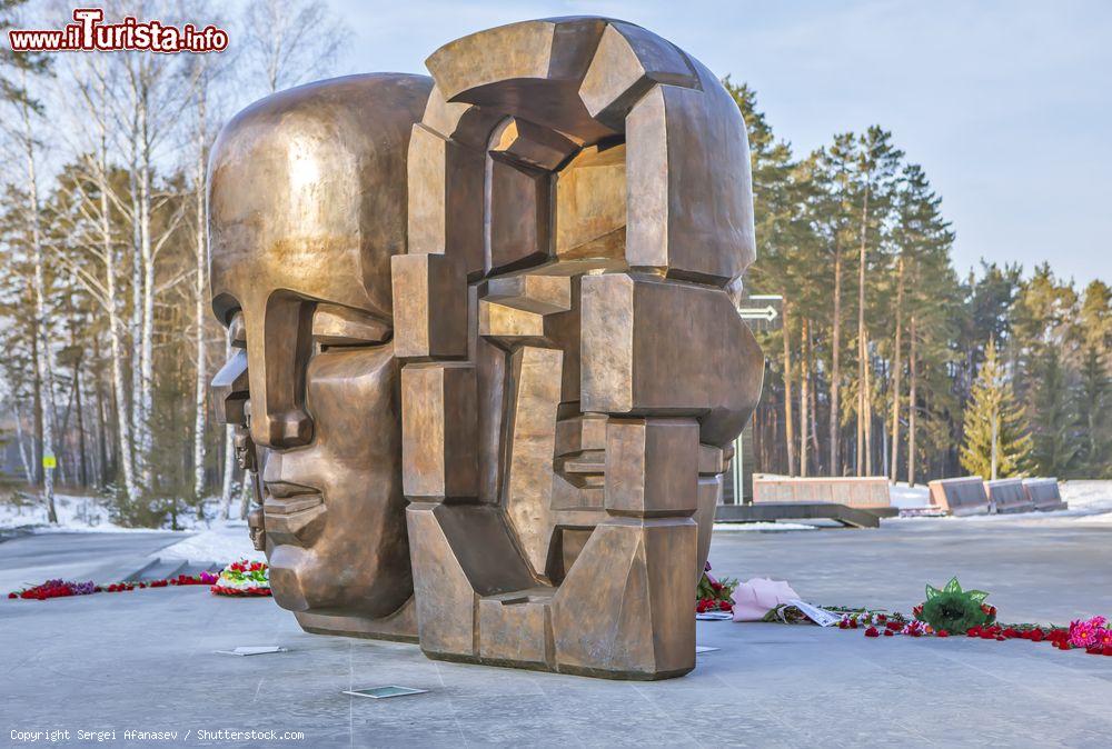 Immagine "Masks of Grief", il monumento di Ernst Neizvestny a Ekaterinburg, Russia - © Sergei Afanasev / Shutterstock.com