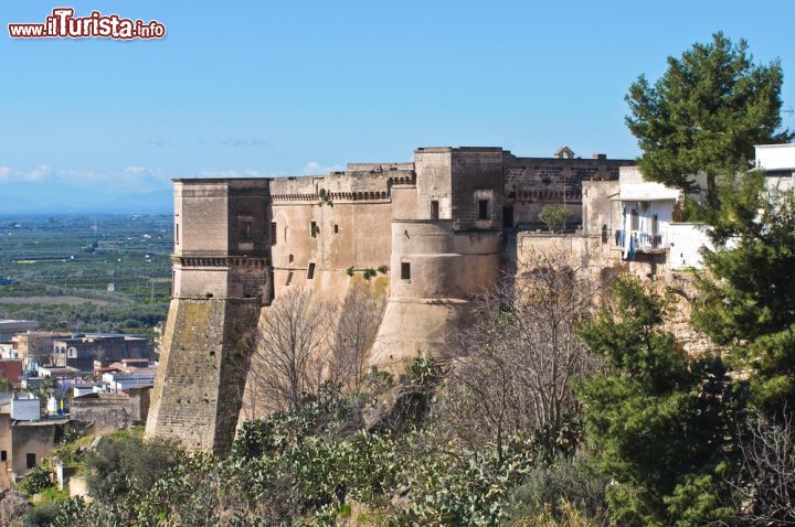 Immagine Massafra e il Castello che domina la Gravina di San Marco, Puglia - Ricca di cultura e di spunti d'interesse storico e artistico, Massafra è dominata dall'imponente mole del castello che vanta una storia millenaria: le cronache ne parlano già attorno all'anno mille ma la sua forma attuale è dovuta soprattutto agli aragonesi © Mi.Ti. / Shutterstock.com