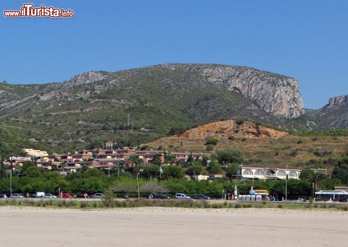 Immagine Massiccio del Garraf visto dalla spiaggia di Castelldefels, Spagna - Ci si può abbronzare sulla lunga distesa di sabbia di Castelldefels ammirando l'incantevole panorama offerto dalle montagne del Garraf © Cristina Perez / Shutterstock.com