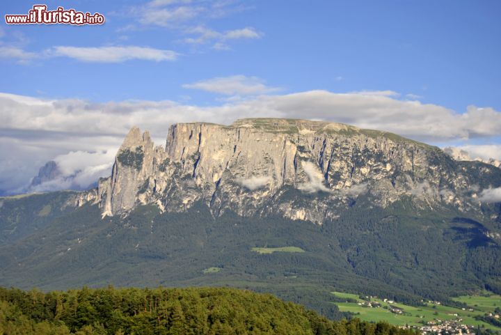 Immagine Un massiccio dolomitico fotografato da Renon - © Matteo Festi/ Shutterstock.com