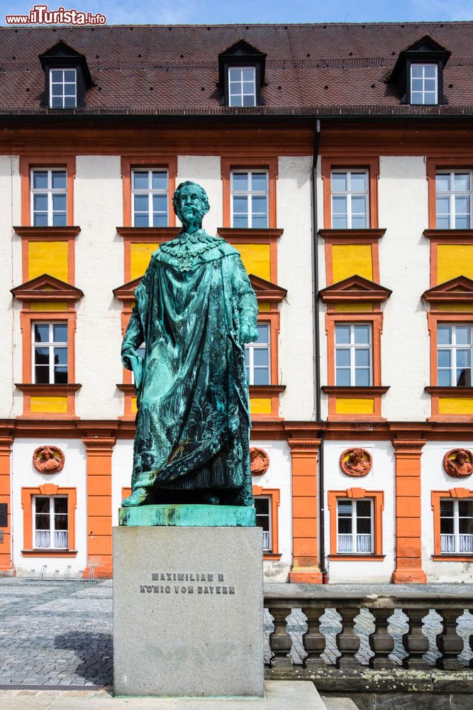 Immagine Massimiliano II° d'Asburgo: monumento al re della Baviera nel centro di Bayreuth, Germania.