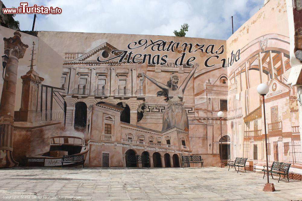 Immagine Il murale "Matanzas, Atene di Cuba" all'ingresso della città, che per la sua ricchezza culturale e artistica venne ribattezzata così nel XIX secolo - © Greta Gabaglio / Shutterstock.com