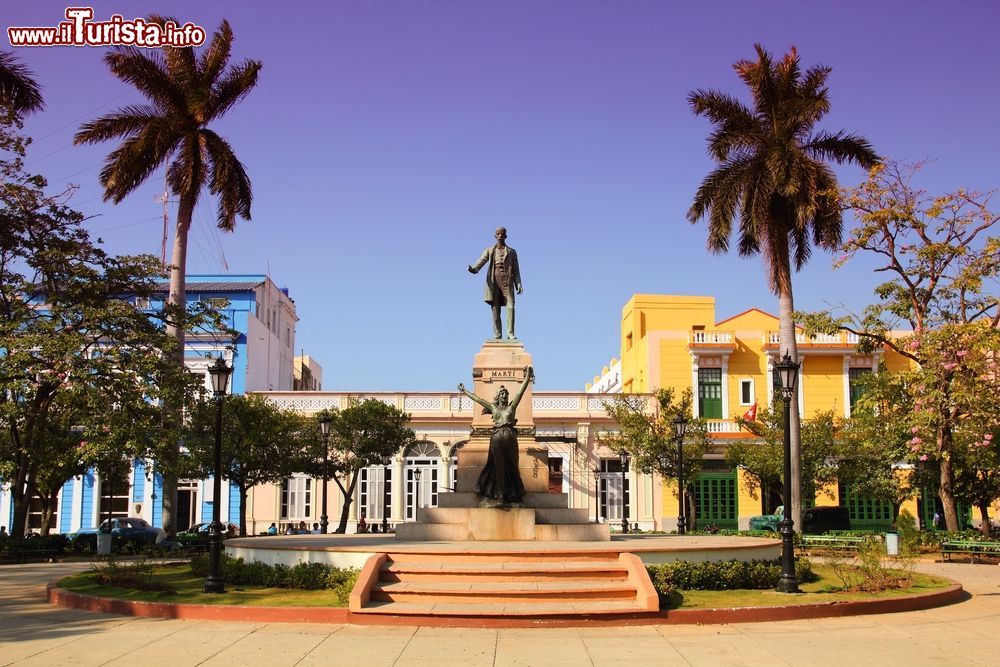 Immagine Matanzas, Cuba: Parque Libertad con la statua di José Martí, il Padre della Patria cubana, che risale al 1909.