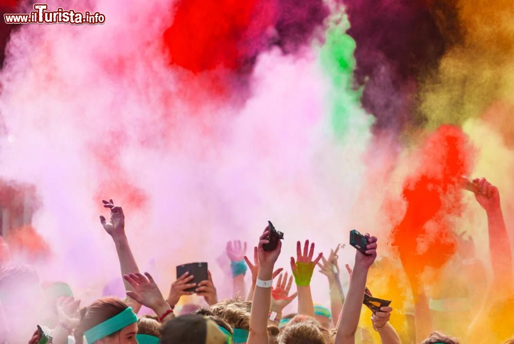 Immagine Mattinata, Puglia: la corsa e il Festival dei colori del Gargano