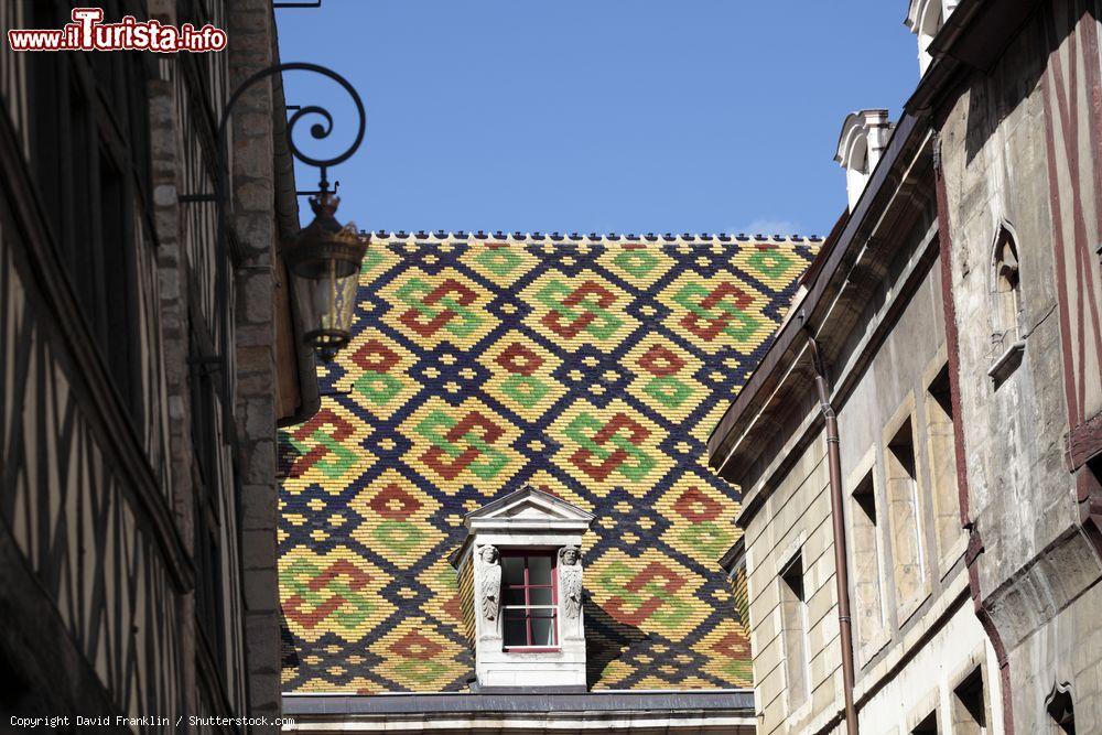 Immagine Mattonelle in ceramica di Borgogna sul tetto del Municipio di Digione, Francia. Antica residenza dei duchi di Borgogna, questa dimora dal 1679 è stata sede degli stati generali di Borgogna sino alla rivoluzione francese; dal 1809 ospita il Palazzo Municipale - © David Franklin / Shutterstock.com