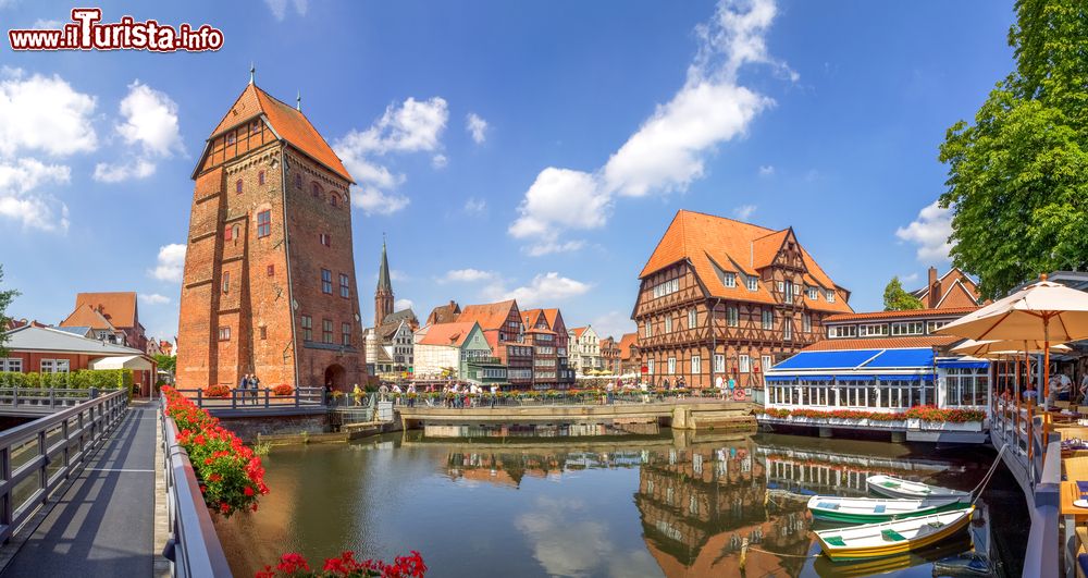 Immagine Edifici storici in mattoni rossi e guglie spioventi nel centro di Luneburg