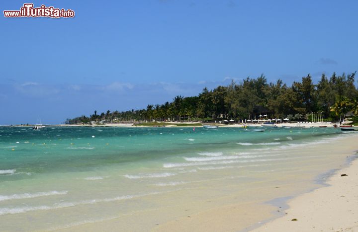 Immagine Mauritius, la pittoresca spiaggia di Belle Mare - Acque limpide nella laguna di Belle Mare, una delle località più spettacolari di Mauritius grazie alla sua infinita distesa di sabbia fine e bianca © Pack-Shot / Shutterstock.com