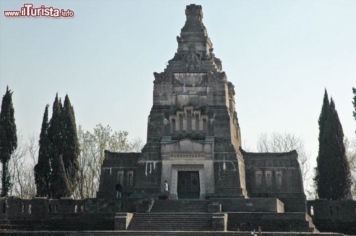 Immagine Il mausoleo Crespi: la piramide di Crespi d'Adda - la struttura principale del cimitero di Crespi d'Adda è senza dubbio il mausoleo Crespi, monumentale piramide a gradoni costruita in cemento e ceppo dell'Adda e carica di un forte valore simbolico: così come la famiglia Crespi vegliava sugli abitanti del villaggio, dall'alto di questo imponente mauseleo avvolge le loro anime, in un grande abbraccio. 