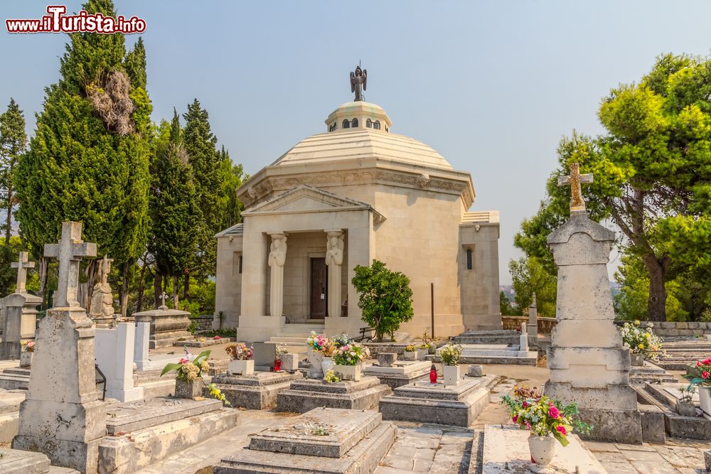 Immagine Il mausoleo della famiglia Račić nel cimitero di Sveti Roko a Cavtat (Croazia). Il mausoleo è considerato un capolavoro del maestro Ivan Meštrović.