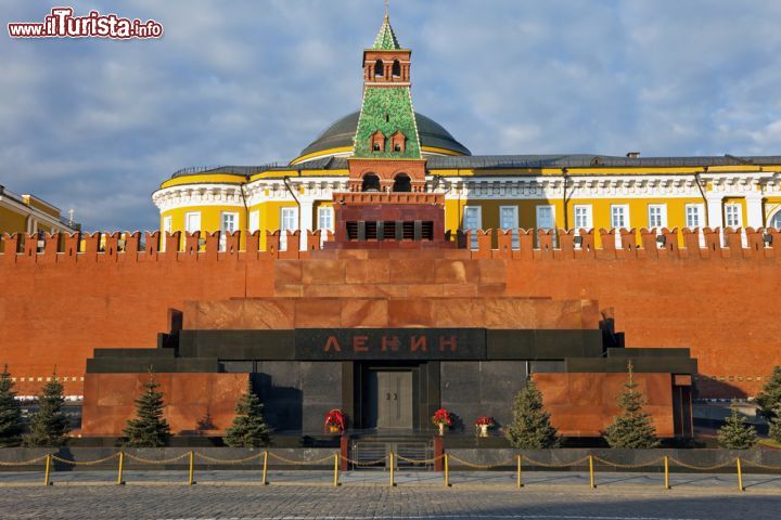 Immagine Il Mausoleo di Lenin sulla Piazza Rossa di Mosca, Russia -  Accoglie le spoglie mortali di Lenin, scomparso il 21 Gennaio 1924, il mausoleo a lui dedicato. Situato sulla Piazza Rossa di Mosca, è stato visitato da oltre dieci milioni di persone © abadesign / Shutterstock.com