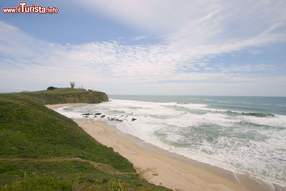Immagine Mavericks Surf Break la spiaggia nei pressi di Half Moon Bay in  California