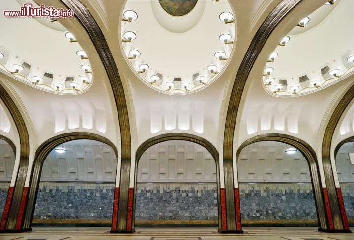 Immagine Interno della metropolitana Mayakovskaya a Mosca, Russia - Archi e soffitti decorati impreziosiscono questa stazione moscovita © Viacheslav Lopatin / Shutterstock.com