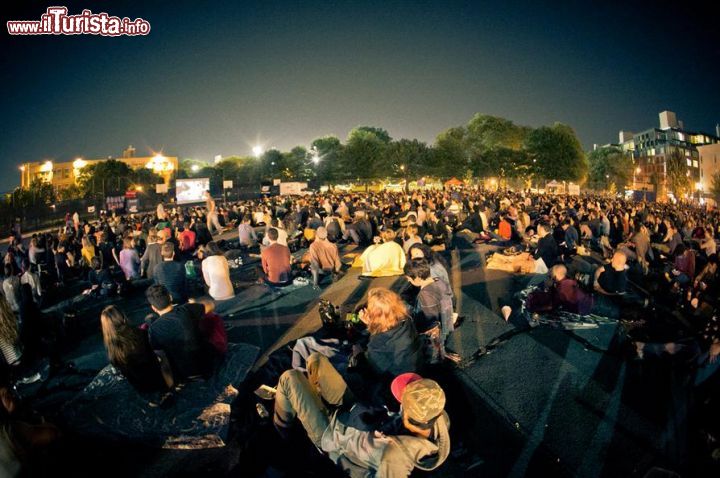 Immagine Festival al McCarren Park di New York, Stati Uniti. Questo bel parco pubblico di New York ospita ogni anno il festival del cinema all'aperto con proiezioni di film