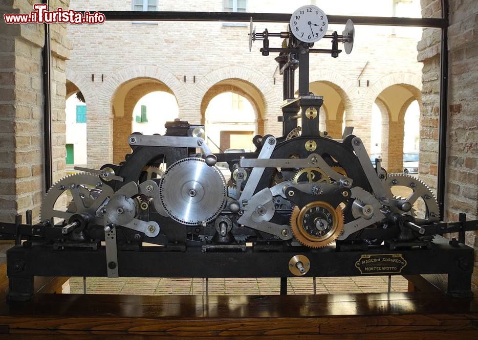 Immagine Il meccanismo dell' Orologio di Marconi Edoardo a Serra de' Conti nelle Marche - © FAM1885, CC BY-SA 3.0, Wikipedia