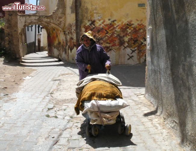 Immagine La medina di Azemmour, costa atlantica del Marocco - Pur brillando di luce riflessa rispetto alla vicina città di El Jadida, Patrimonio UNESCO, Azemmour offre un bel centro storico, con una medina ricca di stradine colorate, oggi rese ancora più interessanti da una serie di murales