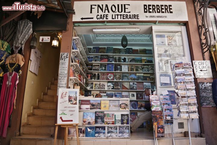 Immagine Libreria nella medina di Marrakech, Marocco - Passeggiando nella medina della città si possono incontrare anche alcune graziose librerie con scaffali colmi di libri vecchi e nuovi fra cui scegliere