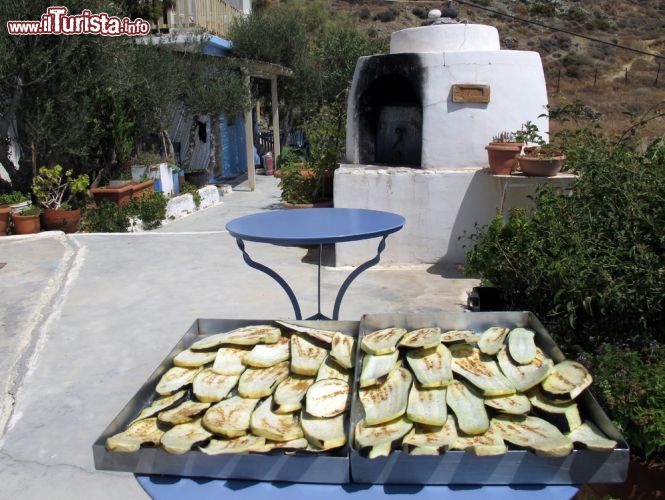 Immagine Melanzane pronte per essere cucinate in un bar di Anafi, Grecia. Da tempo quest'isola mantiene intatte  anche le sue tradizioni gastronomiche e i metodi di cottura oltre agli aspetti culturali e artistici. Siamo in un ristorantino sulla spiaggia di Klisidi - © Kostas Koutsaftikis / Shutterstock.com