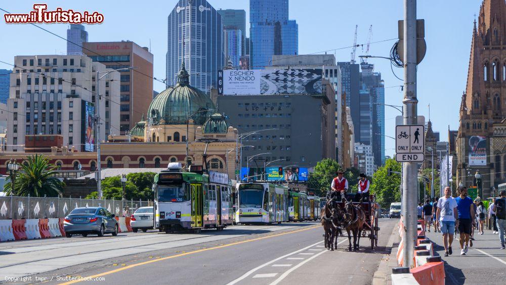 Immagine Melbourne, street view del centro: tram, filobus e una carrozza trainata da due cavalli (Australia) - © tmpr / Shutterstock.com