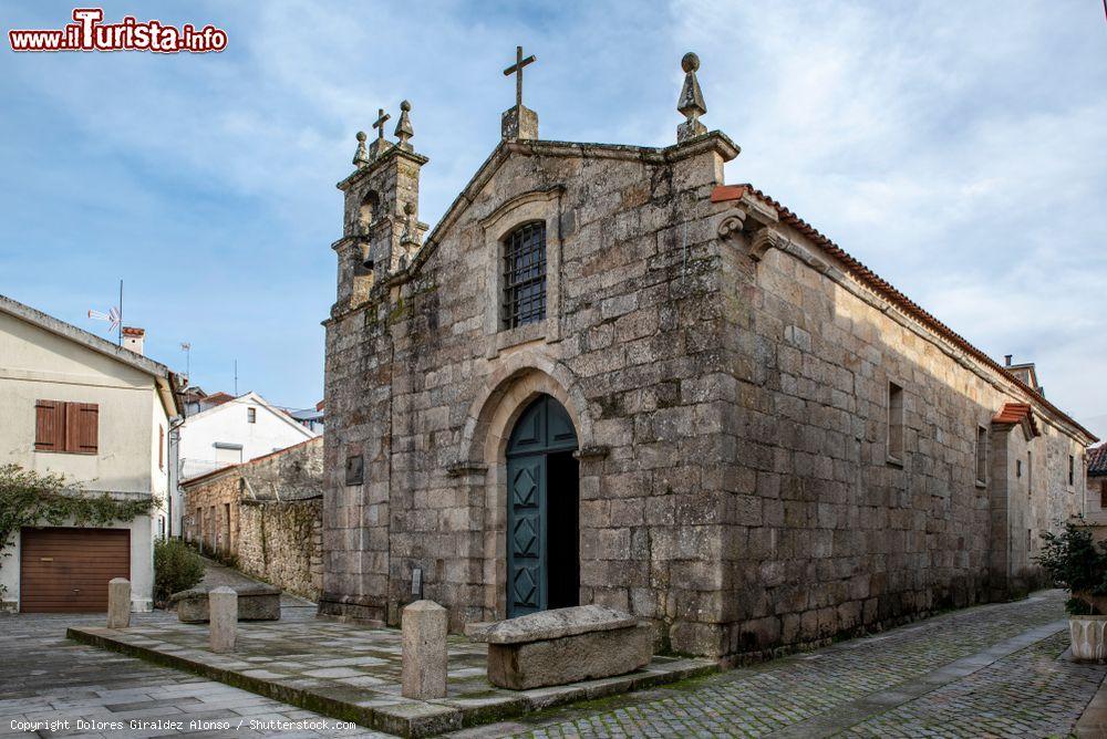 Immagine Melgaco, nord del Portogallo: antica chiesa in pietra nel centro storico del villaggio - © Dolores Giraldez Alonso / Shutterstock.com