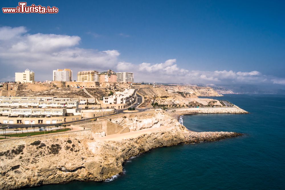 Immagine Melilla, Spagna: la costa rocciosa lambita dalle acque del Mediterraneo.