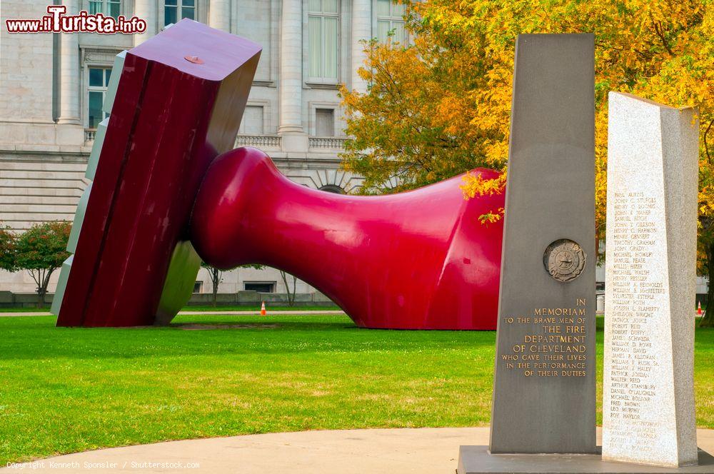 Immagine Memorial ai vigili del fuoco vicino alla scultura Free Stamp in Willard Park, Cleveland (Ohio) - © Kenneth Sponsler / Shutterstock.com