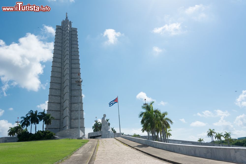Immagine Plaza de la Revoluciòn è la piazza per eccellenza dove si svolgonole manifestazioni politiche all'Avana. Nell'immagine si vede il Memorial a José Martì, il Padre della Patria cubana.