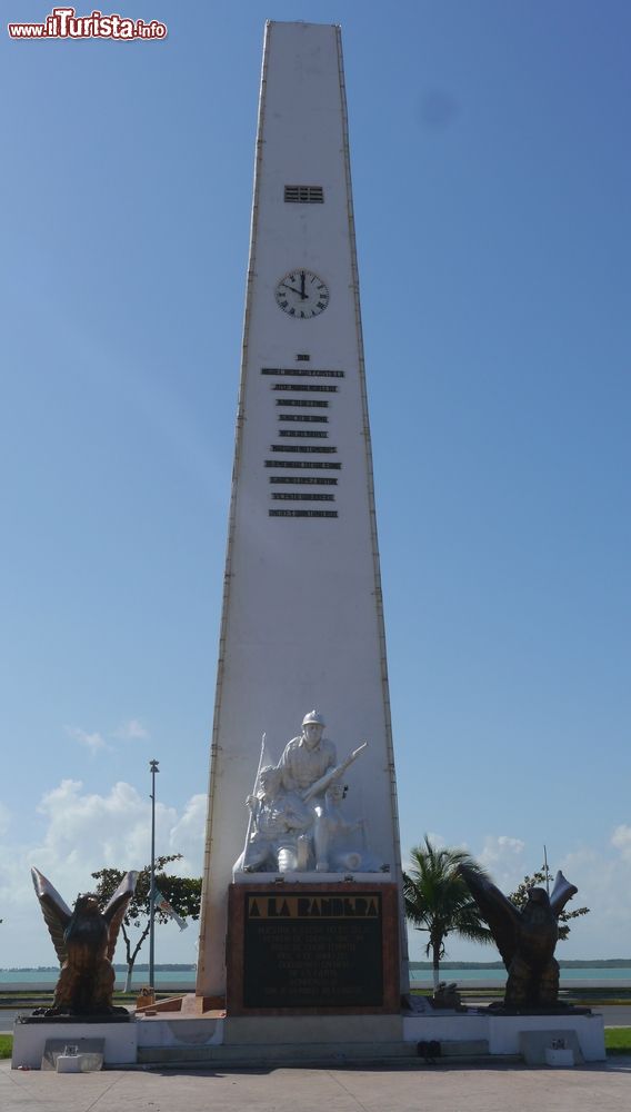 Immagine Memoriale alla Guerra nei pressi della spiaggia di Chetumal, Messico.