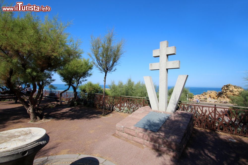 Immagine Memoriale con croce sul belvedere di Biarritz, Francia.