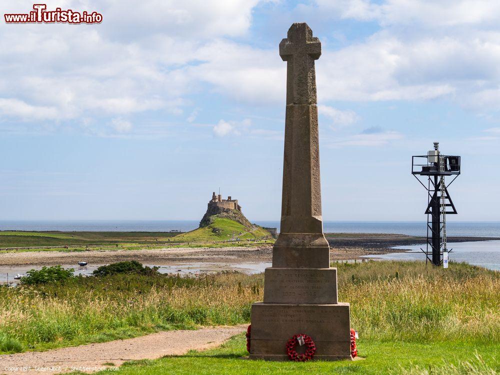 Immagine Memoriale della Guerra a Lindisfarne (Inghilterra) con il castello sullo sfondo - © Greenybot / Shutterstock.com