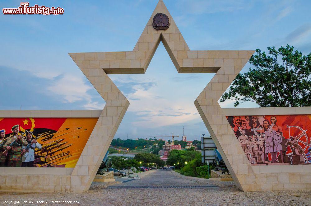Immagine Il memoriale della guerra civile a Fortaleza de Sao Miguel, Luanda, con raffigurate la bandiera angolana e i soldati - © Fabian Plock / Shutterstock.com