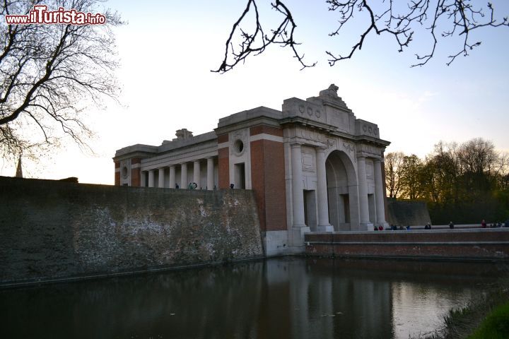 Immagine La porta d'accesso a Ypres (Ieper) è conosciuta con il nome fiammingo di Menenpoort è stata inaugurata nel 1927 come memoriale dei caduti della Prima Guerra Mondiale.