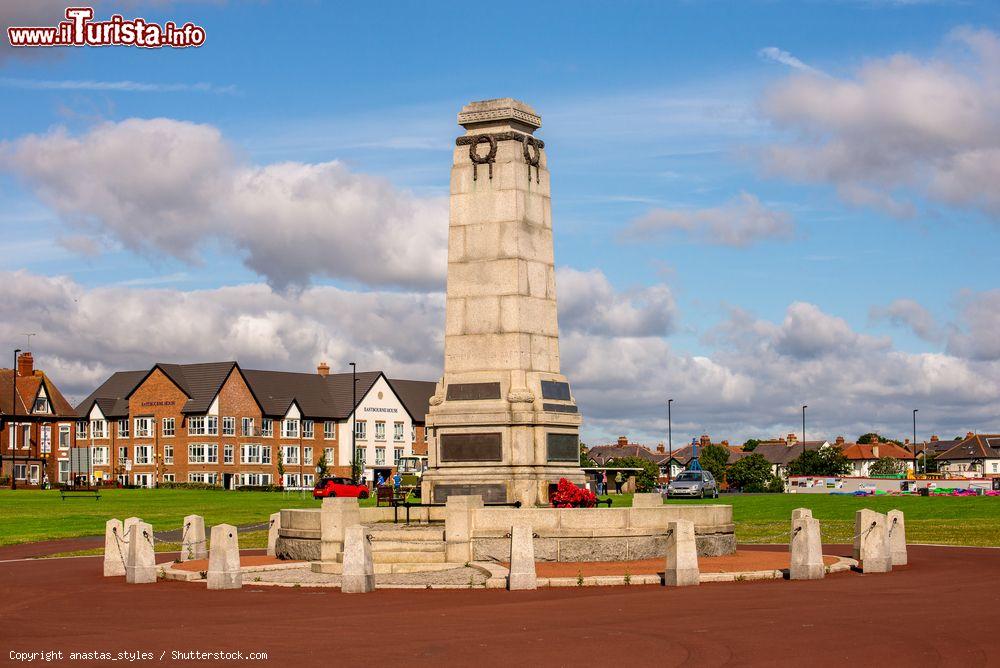 Immagine Il memoriale della Seconda Guerra Mondiale sulla spiaggia di  Whitley Bay vicino a Newcastle upon Tyne, Inghilterra. Il monumento commemora i cittadini di Whitley Bay caduti o dispersi durante le guerre mondiali: 258 nella prima e 255 nella seconda - © anastas_styles / Shutterstock.com