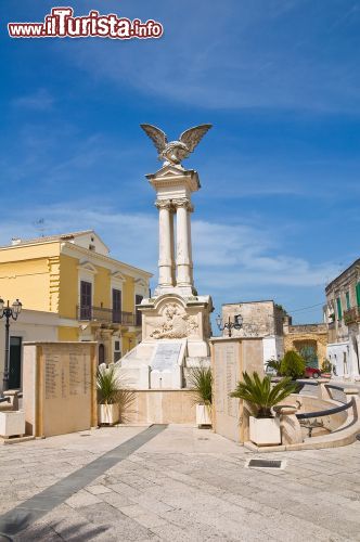 Immagine Un memoriale di guerra, il monumento ai caduti del borgo, in centro a Montescaglioso in Basilicata - © Mi.Ti. / Shutterstock.com