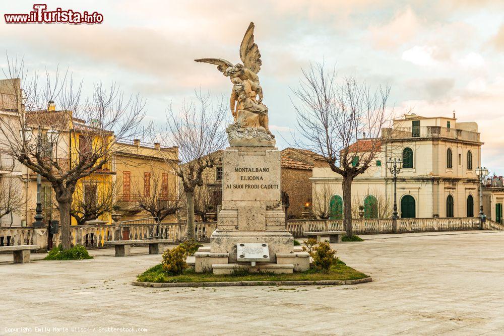 Immagine Memoriale di Guerra nel centro di Montalbano Elicona in Sicilia - © Emily Marie Wilson / Shutterstock.com