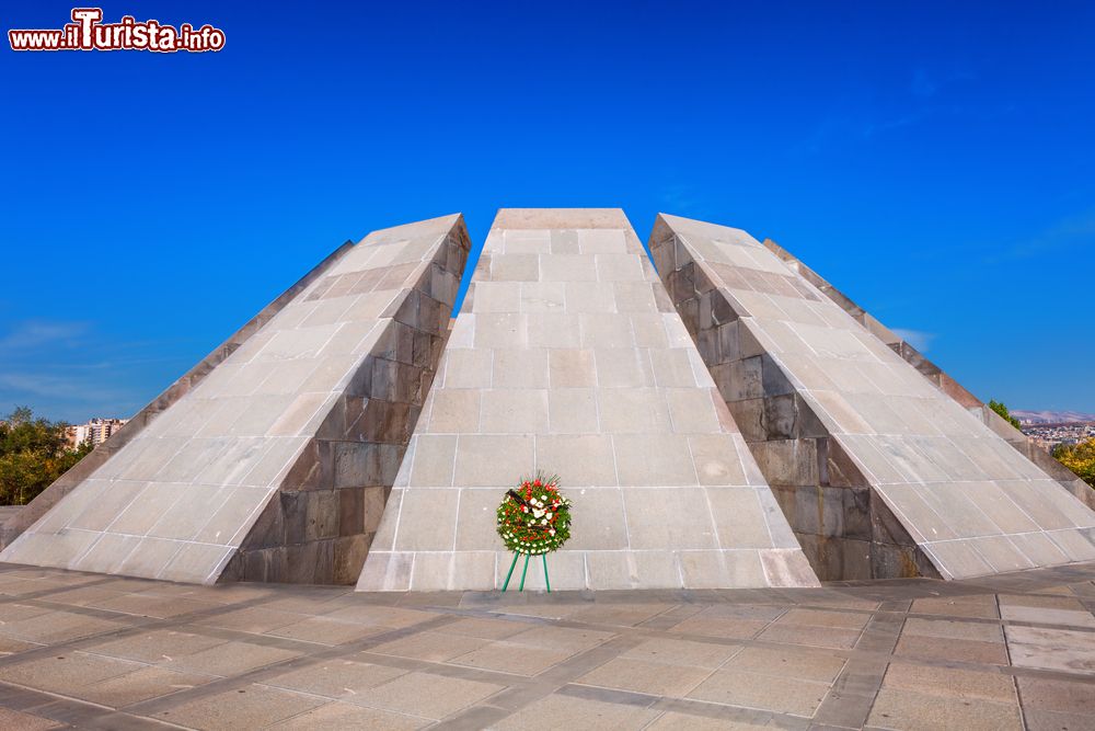 Immagine Memoriale e museo del genocidio armeno sulla collina di Tsitsernakaberd a Yerevan, Armenia.