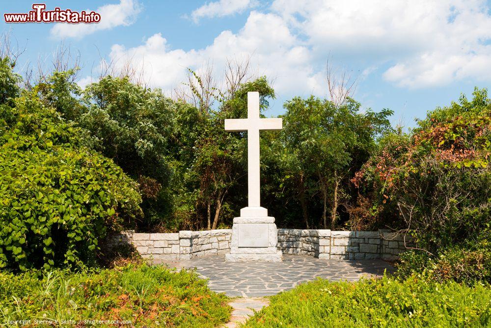 Immagine Memoriale in ricordo del primo sbarco di coloni inglesi a Virginia Beach, Virginia, USA. Approdarono qui il 26 aprile 1607 e fondarono l'insediamento di Jamestown - © Sherry V Smith / Shutterstock.com