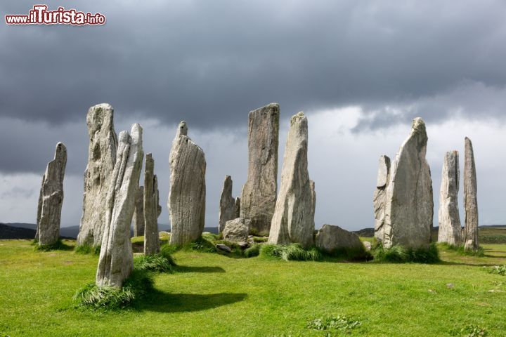 Immagine Menhir sull'isola di Lewis and Harris, Scozia - Giornata grigia e nuvolosa sopra i blocchi megalitici di Callanish a Lewis and Harris: proprio qui si trova uno dei più affascinanti monumenti preistorici ritrovati in Scozia © Anneka / Shutterstock.com