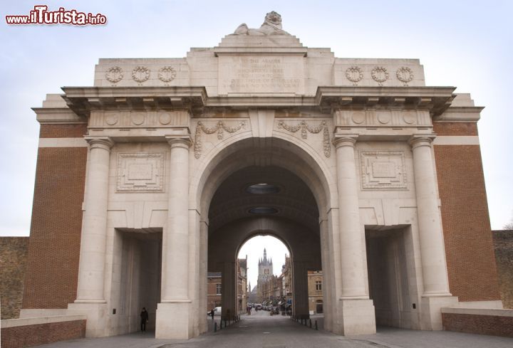 Immagine Menin Gate, Ieper: la principale porta d'accesso al centro storico è dedicata testualmente "agli eserciti dell'Impero Britannico che si fermarono qui dal 1914 al 1918 e a quelli, tra i loro morti, che non hanno conosciuto sepoltura" - Foto © Toerisme Ieper