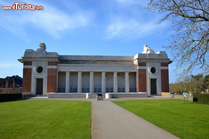 Immagine Menin Gate (Menenpoort), Ypres: siamo sulle mura della città, su un lato della Menenpoort, che funge da memoriale per i caduti e i dispersi britannici e del Commonwealth della Grande Guerra.